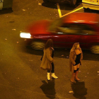 Unas prostitutas en una calle de Barcelona-ELISENDA PONS