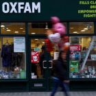 Un peatón pasa por delante de una tienda de Oxfam, en Londres, el 12 de febrero.-/ REUTERS / PETER NICHOLLS