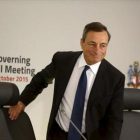 Draghi comparece ante los periodistas para informar de las decisiones del consejo de gobierno del BCE, celebrado en Malta, ayer.-REUTERS / DARRIN ZAMMIT LUPI