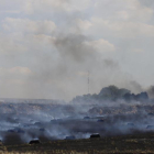 Un incendio de pastos originado en Vistahermosa provoca cortes de carretera y llega hasta las autovías que circunvalan la ciudad.-ICAL