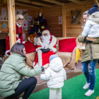 Papá Noel recibe a los niños sy escucha sus deseos de regalos para estas navidades. GONZALO MONTESEGURO