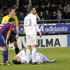 Javier del Pino en el momento de sufrir la lesión en Eibar. / ÁREA 11-