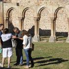 Turistas en los arcos de San Juan de Duero.-VALENTÍN GUISANDE