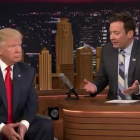 Momento en que el presentador le remueve el pelo a Donald Trump.-TONIGHT SHOW