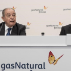 El presidente de Gas Natural, Salvador Gabarró, y el consejero delegado Rafael Villaseca, a su derecha.-RICARD FADRIQUE