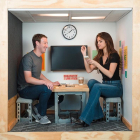 Mark Zuckerberg y Selena Gomez, en las oficinas de Facebook, donde han celebrado que la cantante es la persona que más seguidores tiene en Instagram.-FACEBOOK