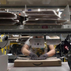 Un trabajador prepara un pedido en una caja de Amazon.-REUTERS / ALBERT GEA