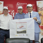 Enrique Ruiz y Juanjo Delgado, de la Marca de Garantía Torrezno de Soria, y Ángel Romera, del RíoDuero.-Valentín Guisande