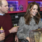 Catalina, con el vestido de pata de gallo de Zara, junto al príncipe Guillermo, en un restaurante de Bradford, el pasado miércoles.-AP / CHRIS JACKSON