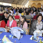 La plaza Mayor acoge el quinto encuentro de artesanas de esta labor con la llegada de 300 mujeres provenientes de diferentes provincias y -