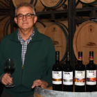 Juan Lázaro posa con los vinos que elaboran de la marca Doble R.-césar carrascal