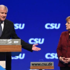 Horst Seehofer ,el presidente de la CSU y del estado federado de Baviera junto a la cancillera alemana, Angela Merkel.-AFP / CHRISTOF STACHE