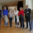 La consejera Alicia García , en el centro, con los agentes sociales y económicos ayer en las Cortes.-ICAL