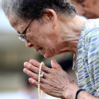 Una mujer llora durante el homenaje a las víctimas de la bomba atómica de Nagasaki.-Foto: AP / EUGENE HOSHIKO
