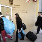 Los alumnos alojados en la Gaya Nuño regresaban ayer a sus habitaciones. / VALENTÍN GUISANDE-