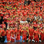 Los jugadores daneses celebran con su público el primer título mundial.-REUTERS / FABIAN BIMMER
