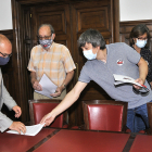 Soria Ya entrega documentación al subdelegado del Gobierno en Soria, Miguel Latorre. HDS