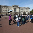 Un grupo de turistas, frente al palacio de Buckingham, el sábado 26 de agosto-REUTERS / PAUL HACKETT