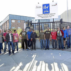 Trabajadores de la ITV del Polígono de San Cristobal, en Valladolid, se concentran para iniciar la huelga.-J.M. Lostau