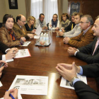 Alcaldes y ejecutiva de la Cámara en la reunión de ayer en San Leonardo. / U. S.-