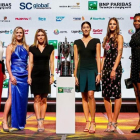 De izquierda a derecha, las tenistas Caroline Garcia, Caroline Wozniacki, Elina Svitolina, Simona Halep, Garbiñe Muguruza, Karolina Pliskova, Venus Williams y Jelena Ostapenko posan tras el sorteo para las Finales de la WTA en Singapur.-EFE / WALLACE WOON