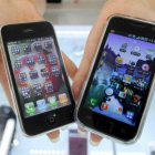 Un iPhone 3G (izquierda) y el Galaxy S, en una tienda de Seúl en el 2010.-Foto: AFP / PARK JI-HWAN