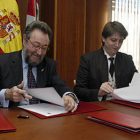 Carlos de la Casa y Carlos Martínez Mínguez firman el protocolo de colaboración. / Á.M.-