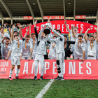 César Palacios celebra el título de la Copa del Rey con el Real Madrid con el brazo en alto, tapando la 'o' del rótulo superior. HDS