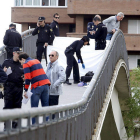 Los agentes de Policía Nacional recogen pruebas, mientras tapan el cuerpo ya sin vida de la presidenta de la Diputación, Isable Carrasco, instantes después del crimen. / ICAL-