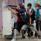 Un grupo de manifestantes se enfrentan a la policía en Managua-REUTERS / OSWALDO RIVAS