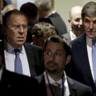 Kerry (derecha) y Lavrov, su homólogo ruso, tras una reunión del Consejo de Seguridad de la ONU, el 22 de septiembre, en Nueva York.-EFE / PETER FOLEY