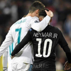 El jugador del Real Madrid, Cristiano Ronaldo, y el jugador del PSG, Neymar, se abrazan en el Bernabeu durante un partido en febrero del 2018.-AFP / GABRIEL BOUYS