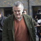 El extesorero del PP Luis Bárcenas, este lunes, tras firmar en el juzgado de Vielha.-Foto: EFE / ALEJANDRO GARCÍA