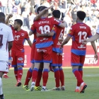 Los jugadores del Numancia se felicitan el pasado domingo en Albacete tras conseguir el empate y sumar un punto.-ÁREA 11