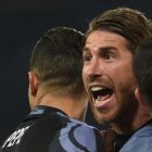 Sergio Ramos celebra su segundo gol al Nápoles en el estadio de San Paolo.-AFP / FILIPPO MONTEFORTE
