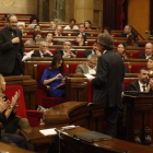 Artur Mas, frente a Antonio Baños, en el debate de investidura, ayer.-JULIO CARBÓ