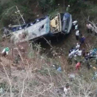 Al menos doce personas murieron y una veintena resultaron heridas al caer hoy un autobús de peregrinos a un barranco en una carretera del suroriental estado mexicano de Chiapas.-EFE