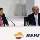 El presidente de Repsol, Antonio Brufau (d), y el consejero delegado, Josu Jon Imaz, durante una junta general de accionistas que la empresa celebra en Madrid.-ZIPI (EFE)