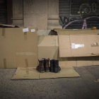Un mendigo duerme en la calle de una ciudad española.-JOAN CORTADELLAS