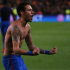 Neymar festeja la clasificación del Barcelona para los cuartos de final de la Champions.-REUTERS / SERGIO PÉREZ