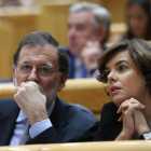Mariano Rajoy y Soraya Sáenz de Santamaría, en el Senado.-DAVID CASTRO