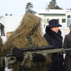 La ministra alemana de Defensa, Ursula von der Leyen (a la derecha), y la presidenta de Lituania,  Dalia Grybauskaite, junto a un soldado en la ceremonia de bienvenida a las tropas de la OTAN.-PETRAS MALUKAS