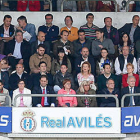 El tecnico rojillo y el director deportivo durante el partido entre Real Avilés y Llagostera del pasado domingo. / MARA VILLAMUZA-