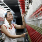 Una trabajadora en una fábrica textil china en Huaibei.-CHINATOPIX / AP