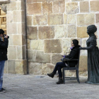 Fotografías con la escultura de Leonor Izquierdo junto a la iglesia de La Mayor.-DIEGO MAYOR