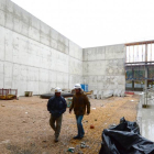 Carlos Rubio, responsable de Herce, junto a Carlos Martínez Mínguez durante la visita a las obras.-ÁLVARO MARTÍNEZ
