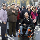 El diputado de las Cortes de Aragón Pablo Echenique recibe el aplauso de simpatizantes a su llegada a Bilbao donde hoy participa en un acto de campaña con candidatos al Congreso de esa formación por Bizkaia.-EFE/LUIS TEJIDO