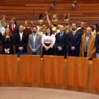 El presidente de la Diputación y los alcaldes de Garray, Soria y Renieblas posan junto a los portavoces parlamentarios y los miembros de Tierraquemada en las Cortes.-AYUNTAMIENTO