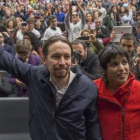 Pablo Iglesias y Teresa Rodríguez en un mitin en Sevilla el pasado febrero.-EFE / JULIO MUÑOZ