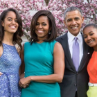 Barack y Michelle Obama con sus hijas, Malia y Sasha, en su felicitación de Pascua.-TWITTER